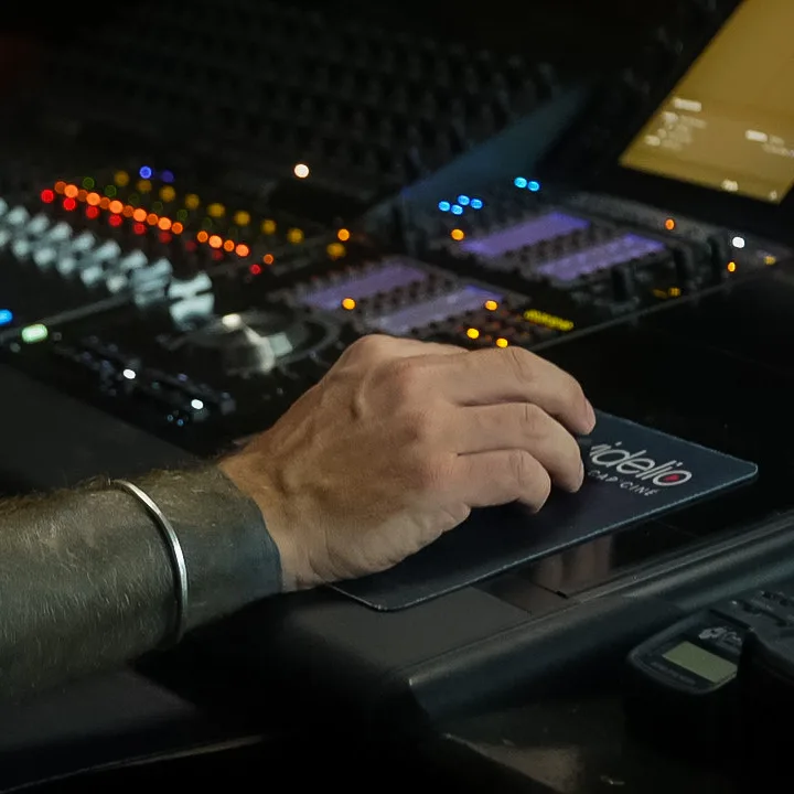 Main sur la console de mixage du Centre Yennenga, Dakar